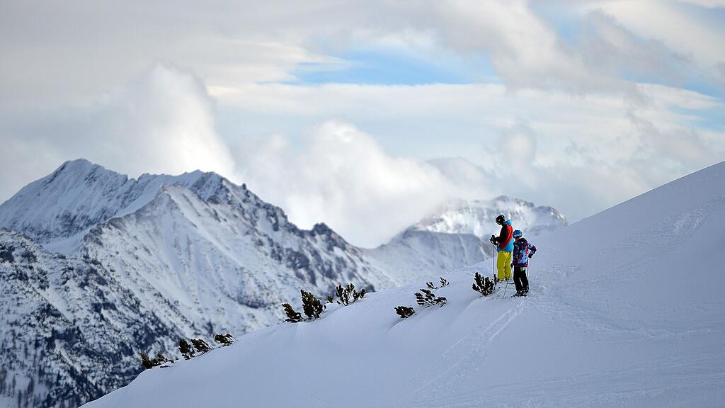 Weil sie sich im Skigebiet nicht gut auskennt und die Sicht schlecht war, orientierte sich die Britin einfach an vor ihr fahrenden Freeridern (Symbolbild).