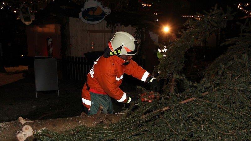 Christbaum fällt Orkan zum Opfer