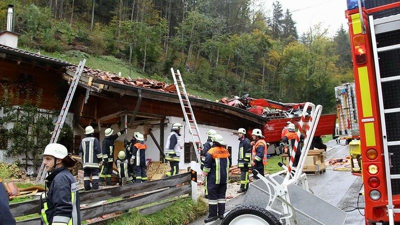 Lkw kracht in Haus