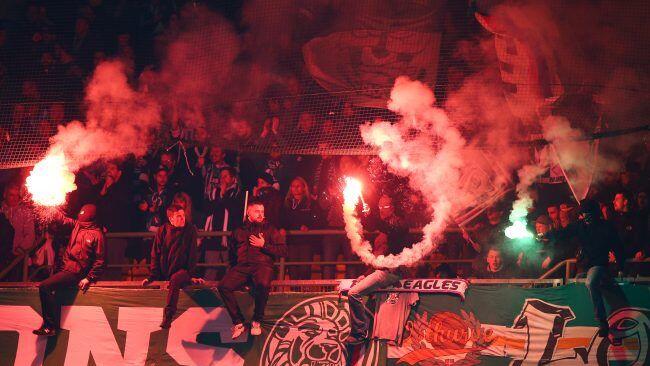 Rapid Fans mit Pyrotechnik während dem großen Wiener Derby.