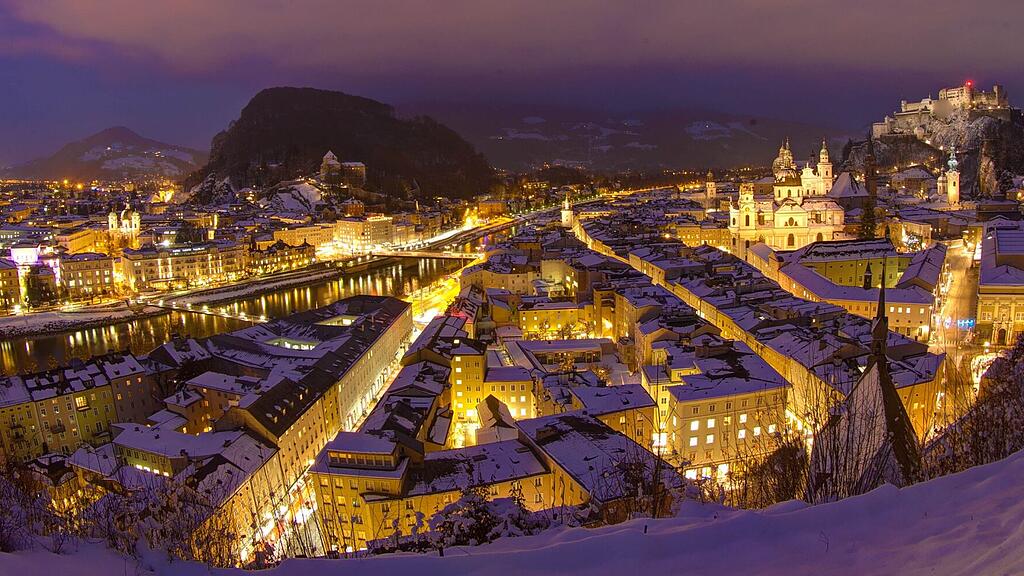 Die Stadt Salzburg ist auch nachts hell erleuchtet.