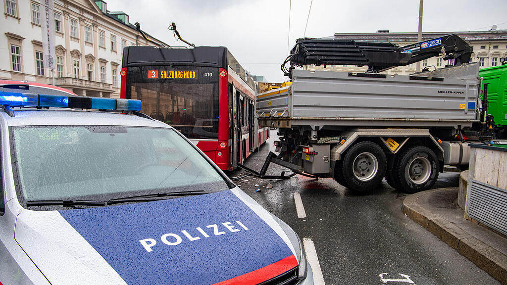 Unfall Mirabellplatz Bus gegen Lkw