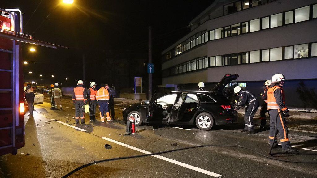 Verletzte nach Crash in Hellbrunner Straße