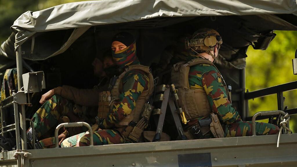Belgien jagt bewaffneten Soldaten