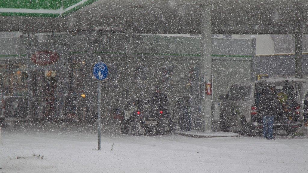 Schnee sorgt für Unfälle und Verkehrschaos: Schneefahrbahn in der Stadt Salzburg