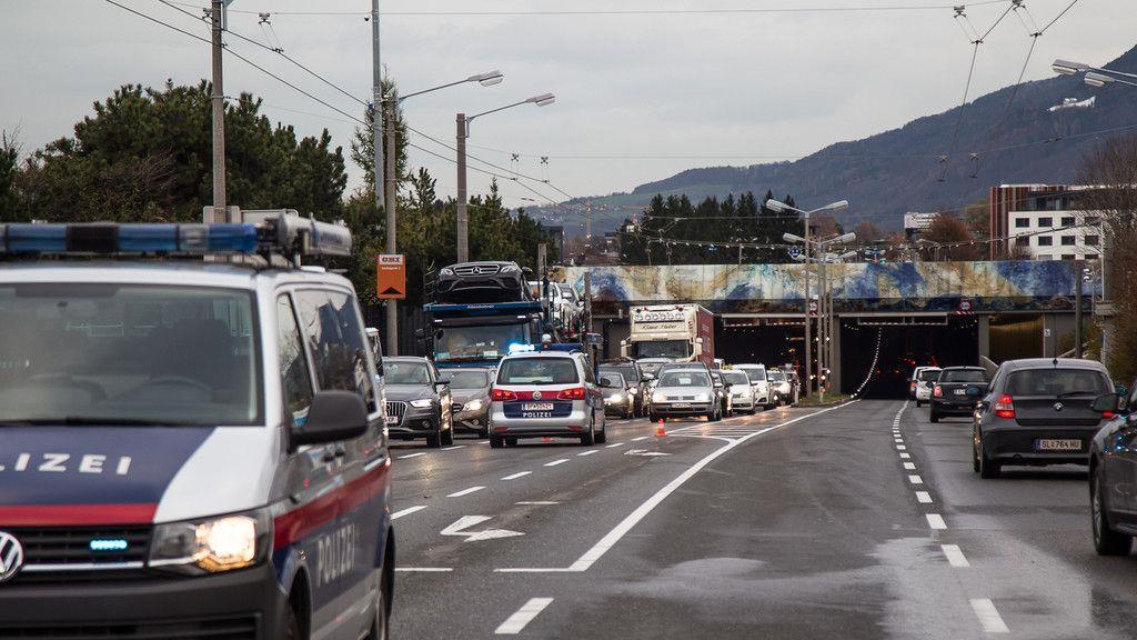 Autoüberschlag auf Innsbrucker Bundesstraße