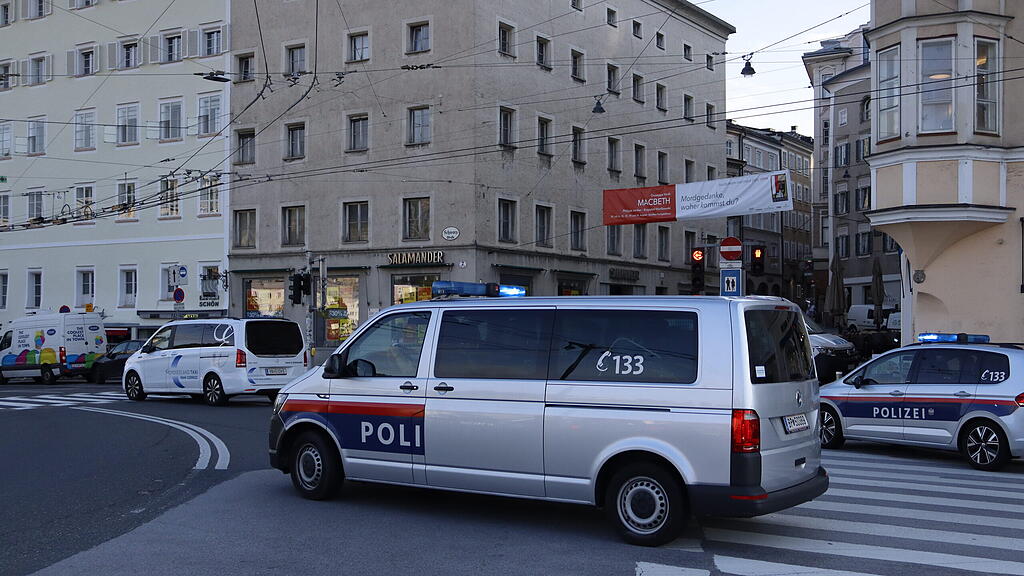 Klebe-Blockade auf Staatsbrücke