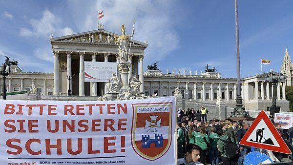 Schüler kämpfen um ihre Schule