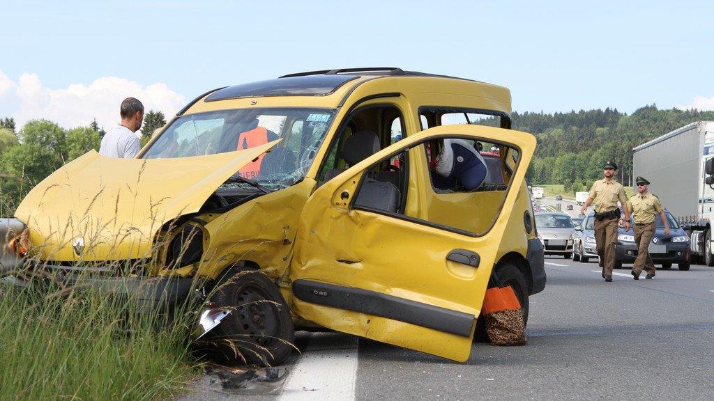 Horror-Crash mit drei Autos auf A8 endet glimpflich