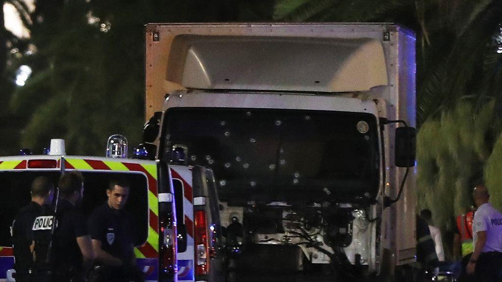 Lkw rast in  Nizza in Menschenmenge