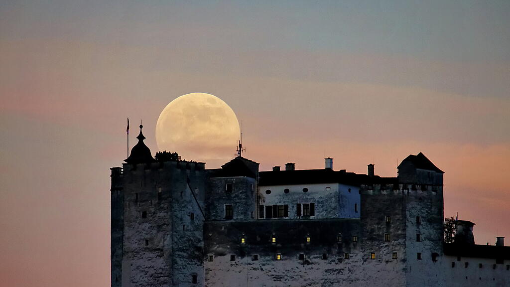 Erster Vollmond 2023 über Salzburg