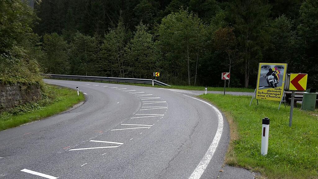 Sondermarkierungen auf der B164 sollen Motorradfahrer schützen.