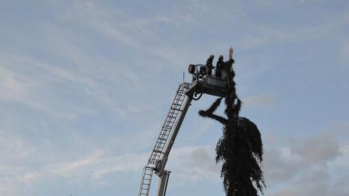 Sturm knickt Maibaum in St. Johann im Pongau