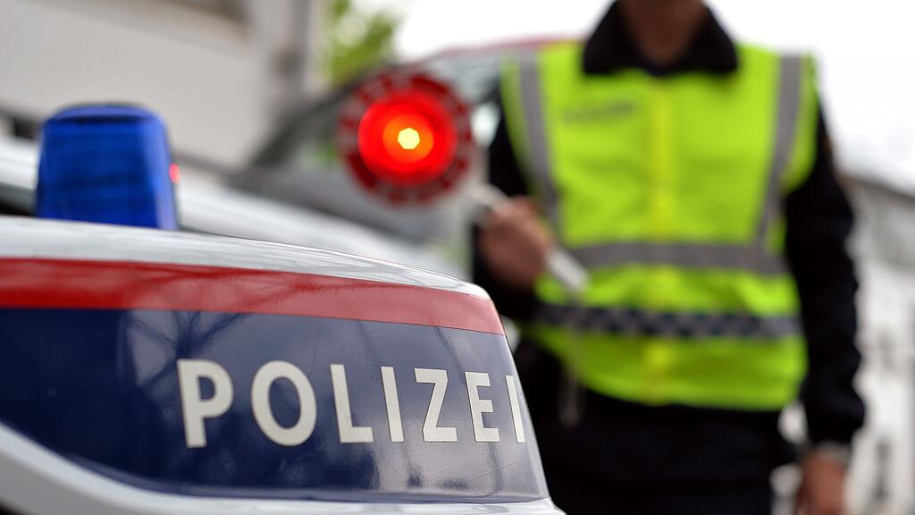 Die Polizei sucht nach dem Fahrerflüchtigen. (Themenbild)