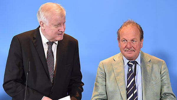 Innenminister Seehofer und Verdi-Chef Bsirske sind zufrieden