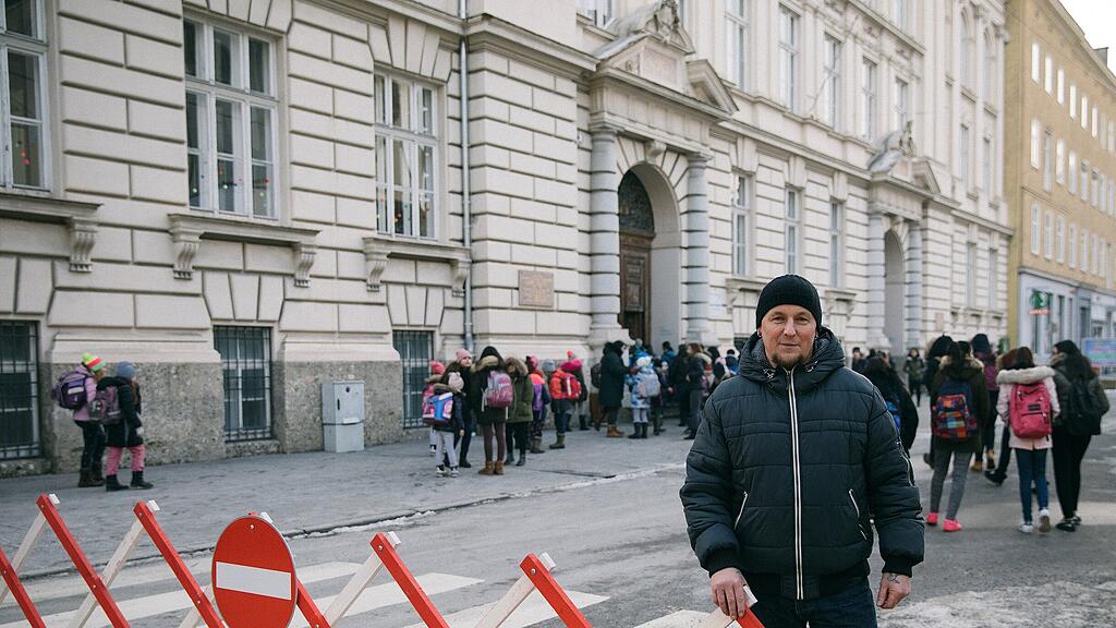 Der Schulwart am Campus Andrä, Erich Raab, freut sich auf mehr Polizeipräsenz: "Dann halten sich alle dran und ich muss nicht viel diskutieren."