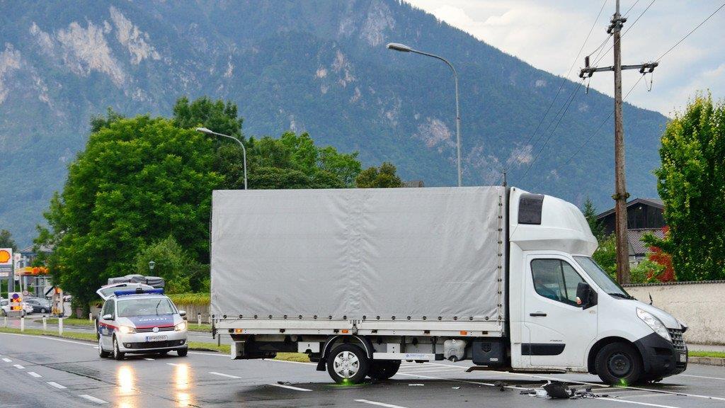 Anif: Lkw kracht in Taxi
