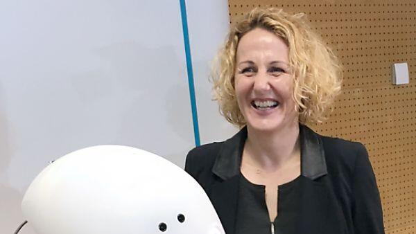 Sabine Köszegi, Vorsitzende des Roboter-Rats, mit Roboter