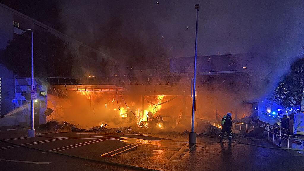 Auto kracht in Wiener Supermarkt