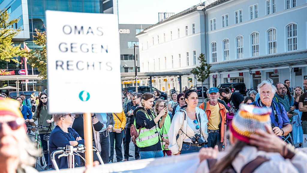 Demo "Zusammenhalten statt spalten" in der Stadt Salzburg