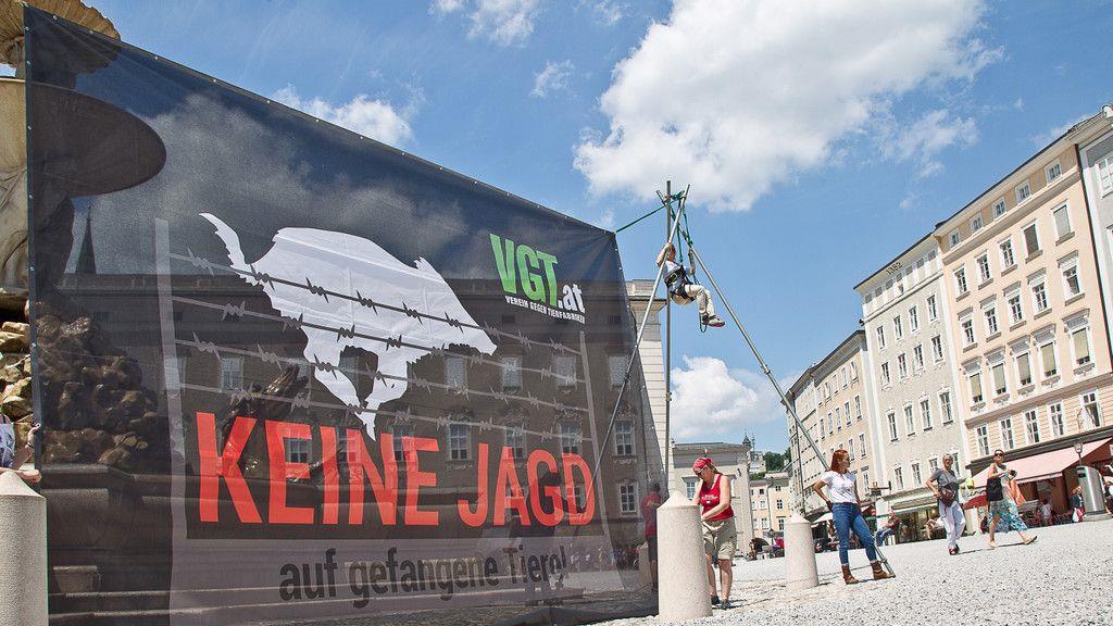VGT protestiert am Residenzplatz gegen Gatterjagd