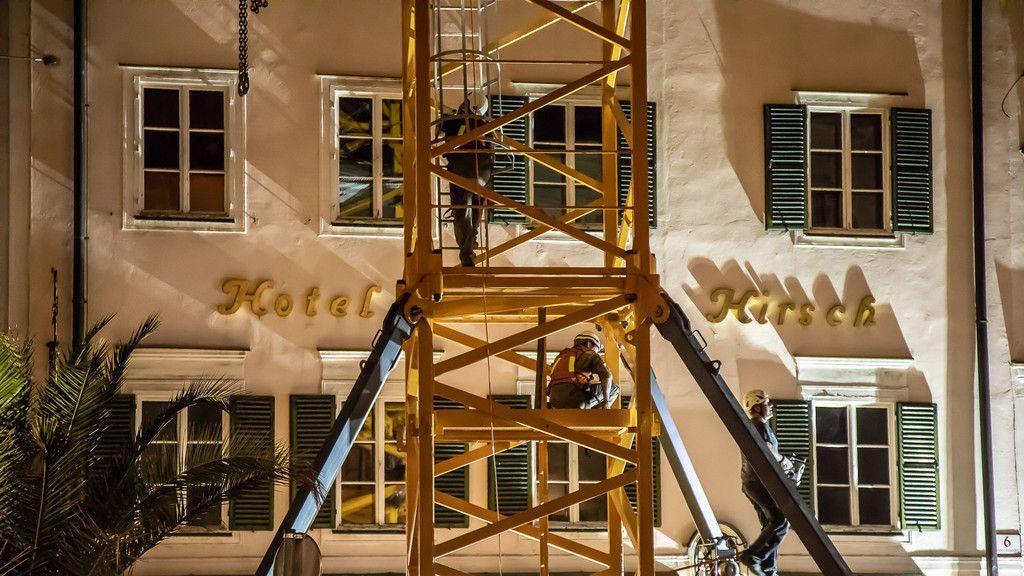 Goldener Hirsch: Spezialkran errichtet