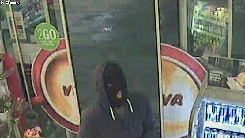 Tankstelle in Liefering überfallen: Bilder der Überwachungskamera