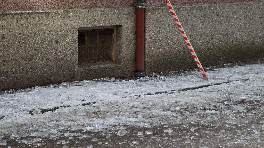 Siebenstädterstraße: Eiszapfen entfernt