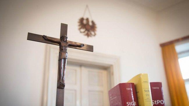 Der frühere Lehrer soll in den Jahren 1987 bis 1994 drei Nichten mehrfach sexuell missbraucht haben (Symbolbild).