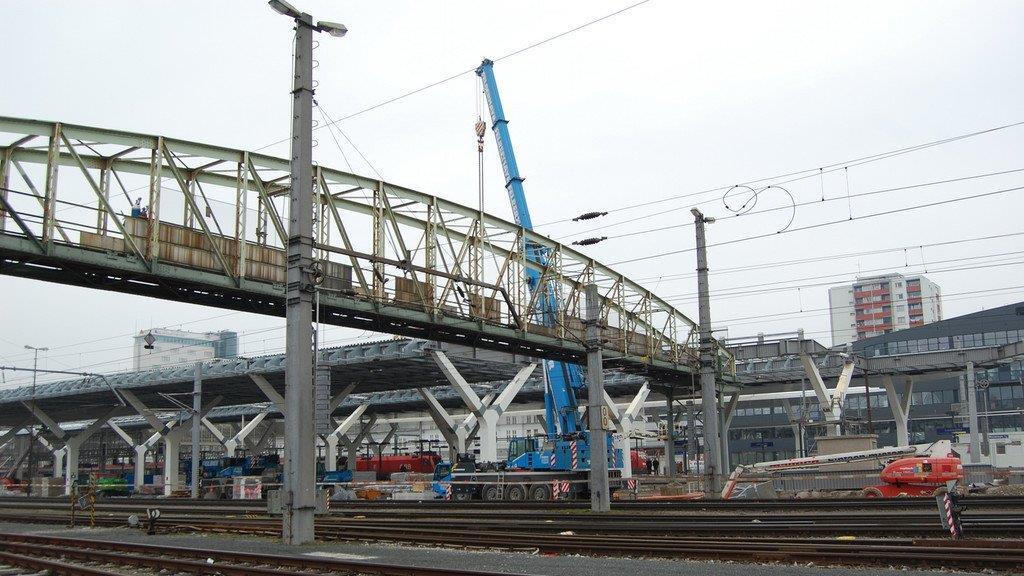 Fußgängerbrücke abgetragen