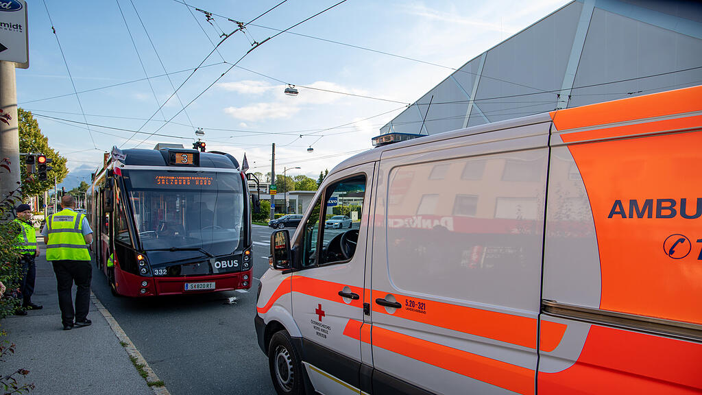 Fahrradfahrer schneidet Obus in Alpenstraße