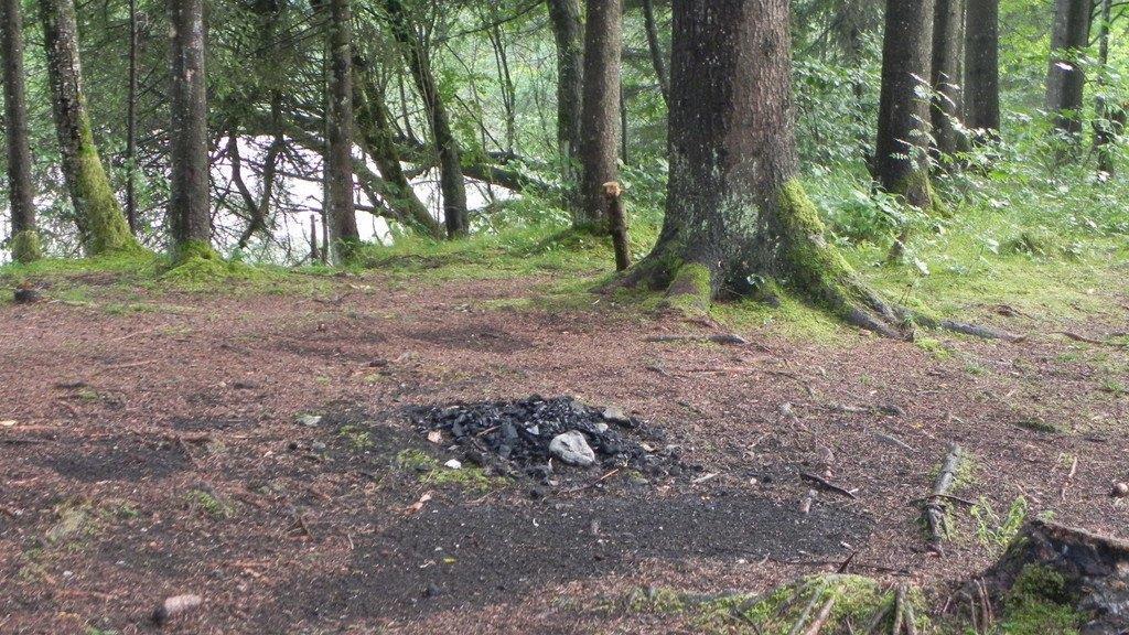 Strubklamm: Müllberge & Feuerstellen