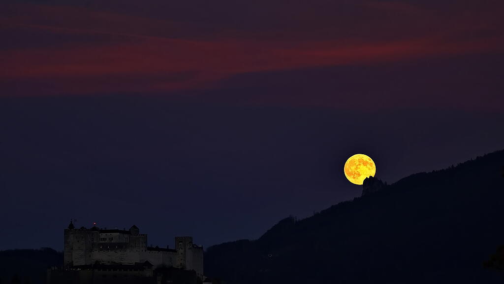 Supermond über Salzburg