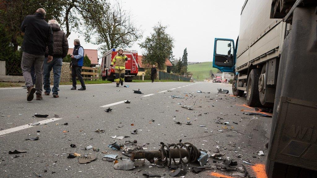 Straßwalchen: Pkw-Lenker prallt in Lkw