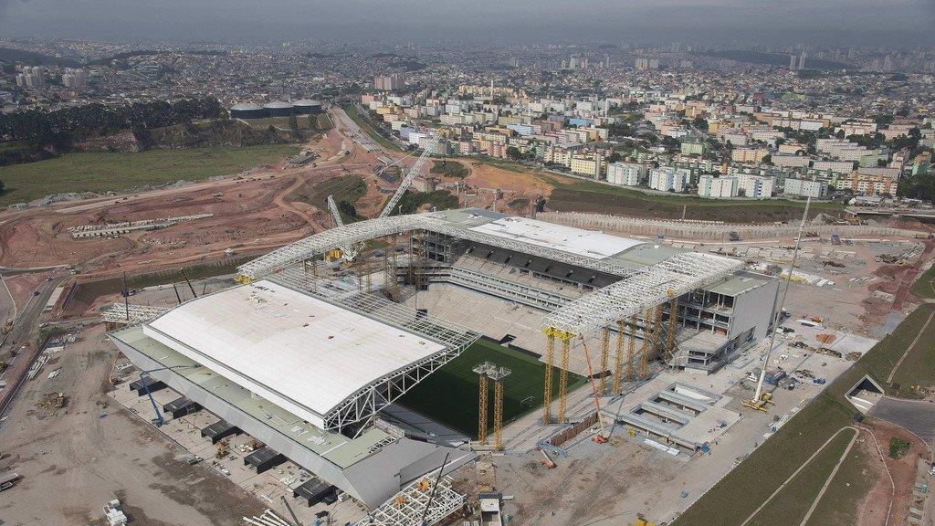 Brasilien: Kran stürzt auf WM-Stadion