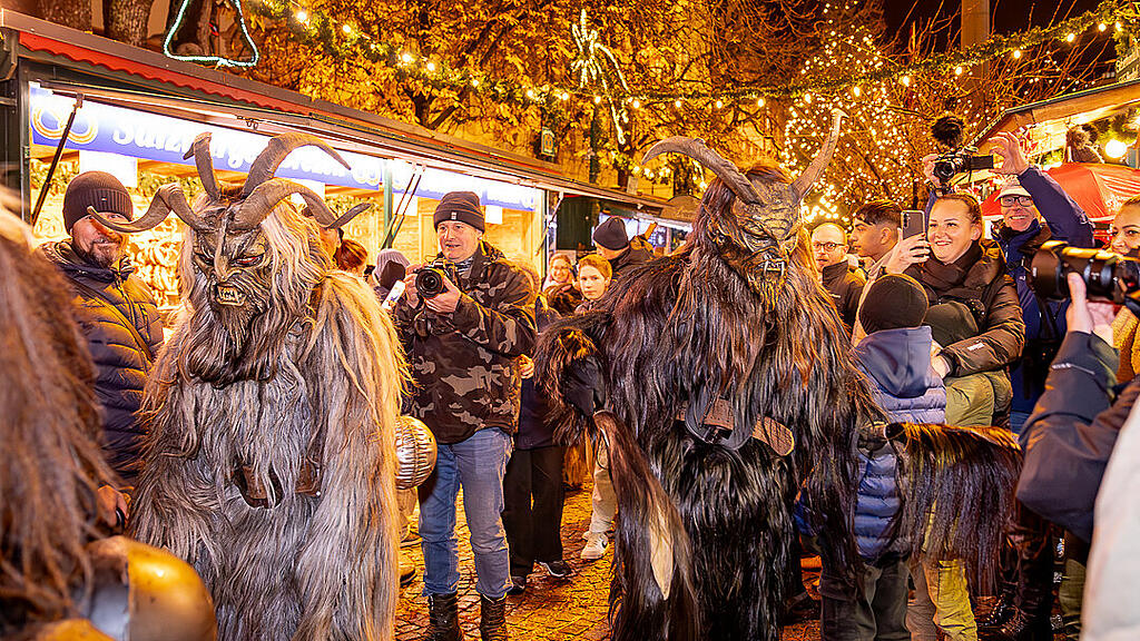 Alt Gnigler Krampusse beim Weihnachtsmarkt am Mirabellplatz