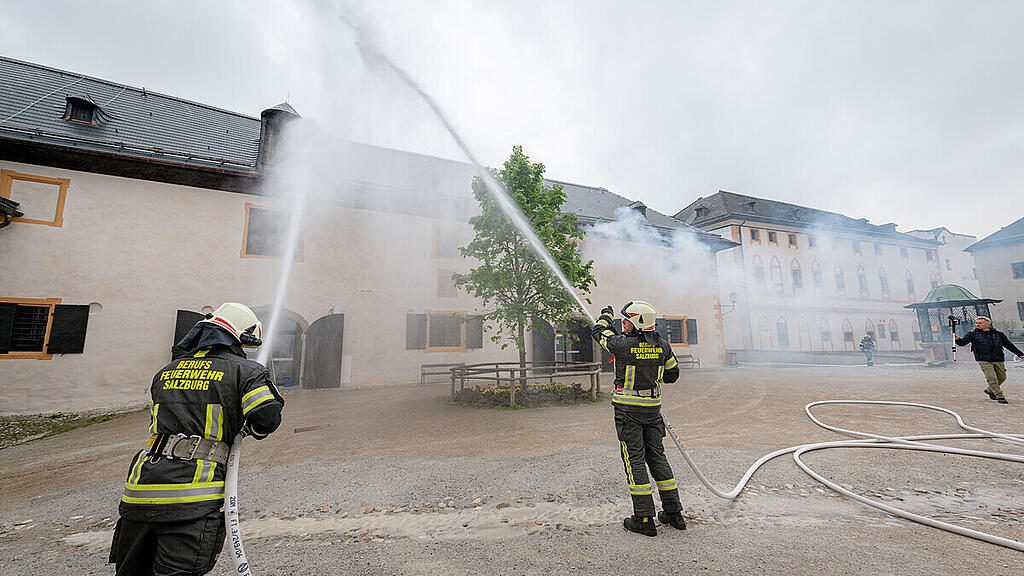 Feuerwehr-Übung auf der Festung, II
