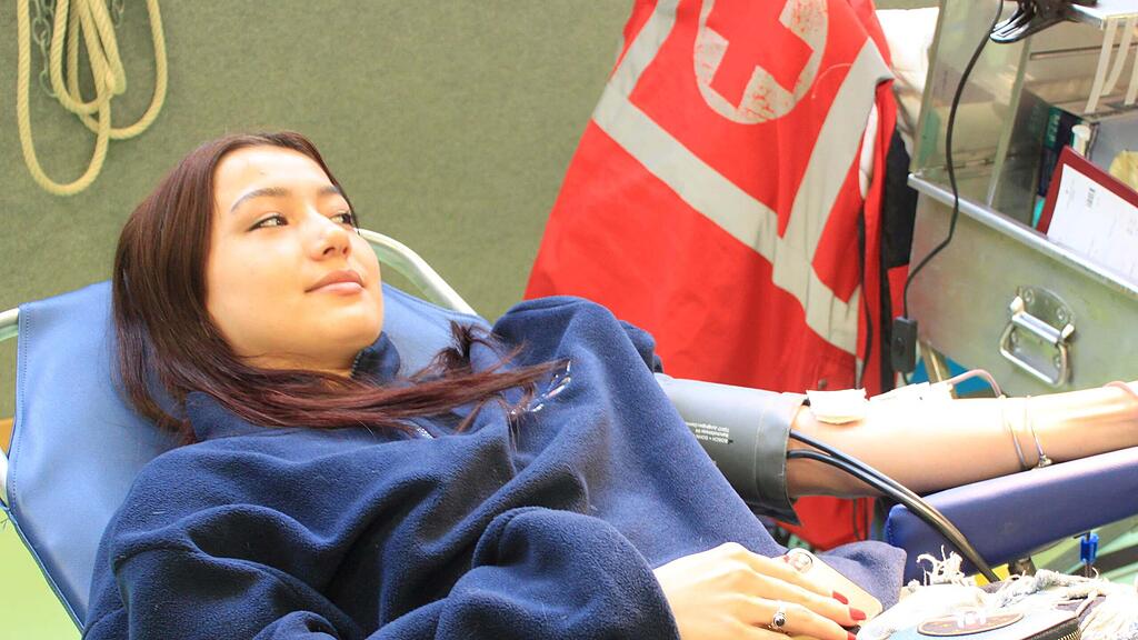 HAK1-Schülerin_Isabella_beim Blutspenden_(c)Rotes Kreuz Salzburg.jpg
