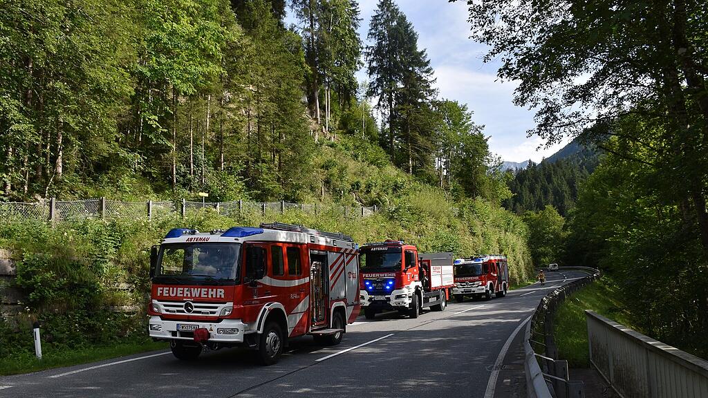 Laster verliert Baumaterial auf B166 in Abtenau