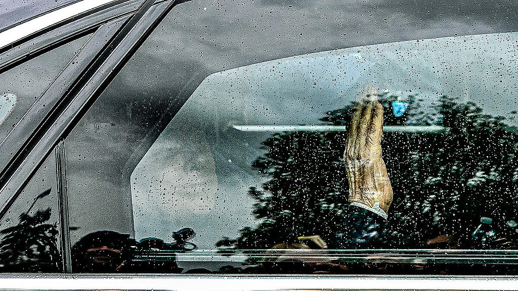 Berlusconi winkt aus einem Auto
