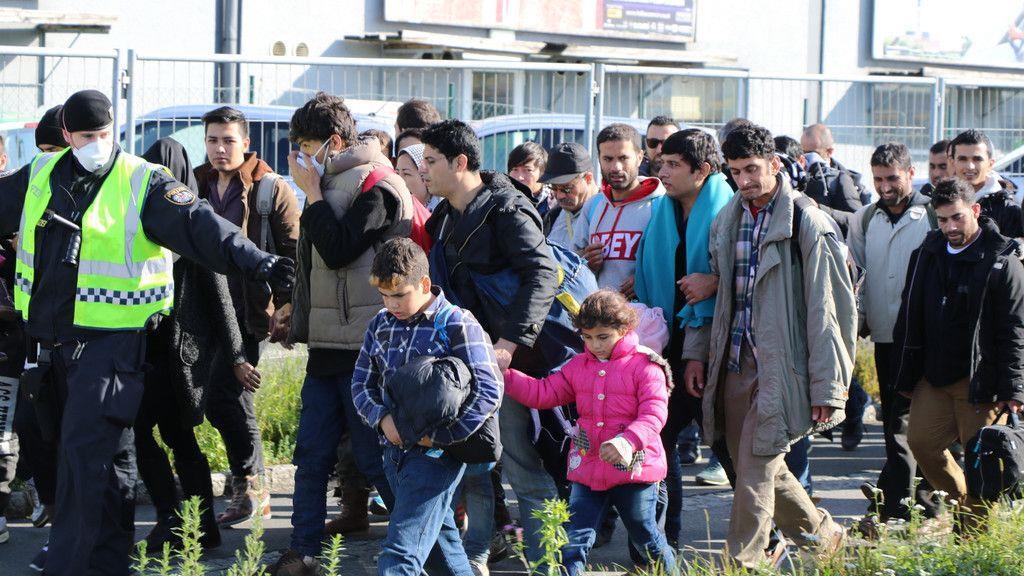 Flüchtlinge marschieren zu Grenze