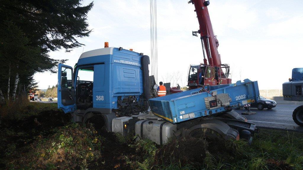 Sattelzug kracht gegen Böschung