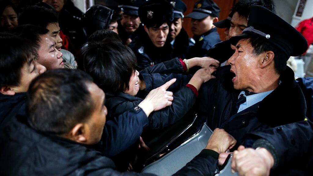 Bei einer Massenpanik in Shanghai sterben 35 Menschen.