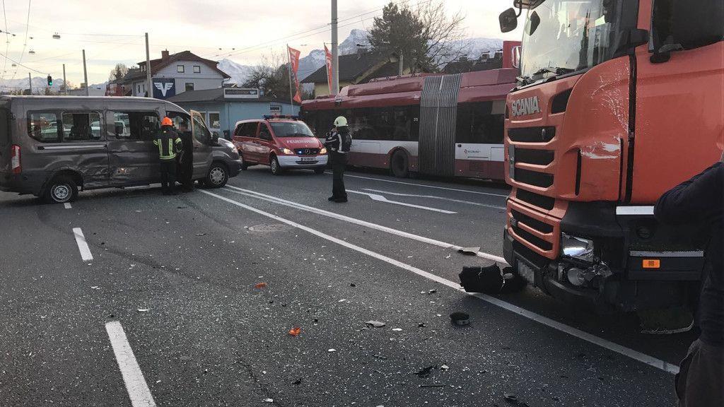 Zwei Unfälle auf der Münchner Bundesstraße: Erste Bilder