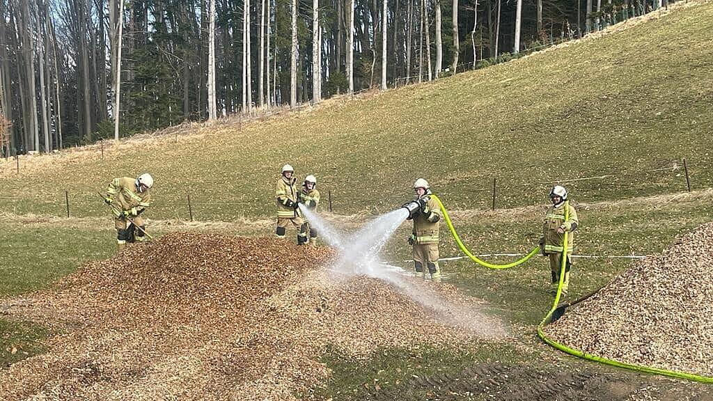 Henndorf: Feuer in Hackschnitzellager