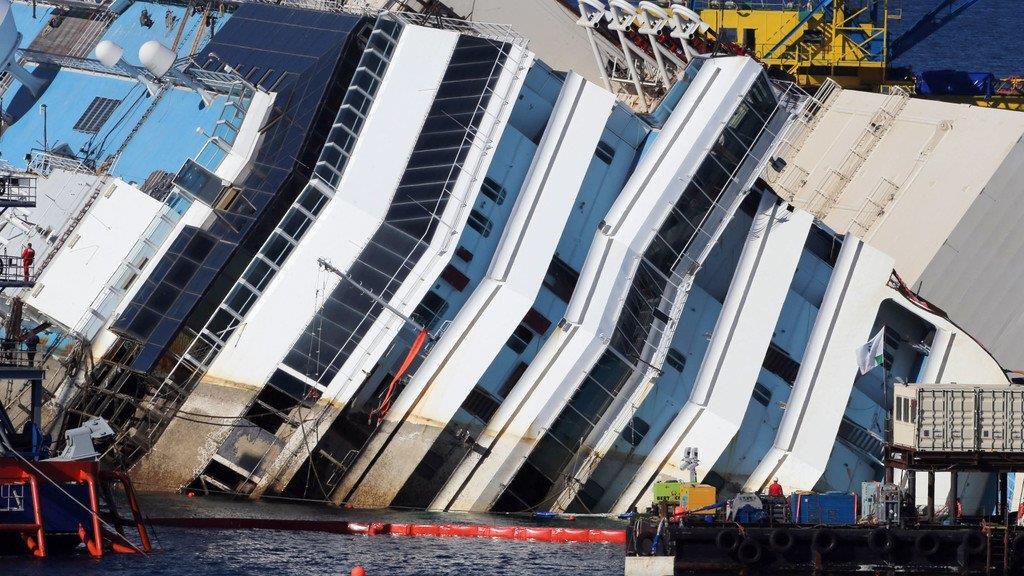 Wrack der Costa Concordia ist aufgerichtet
