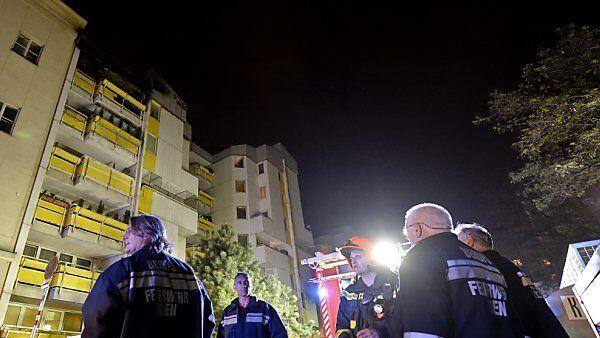 Einer der Bewohner wird von Polizei befragt