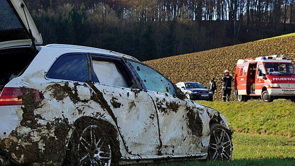 Der Wagen schlitterte in ein Feld
