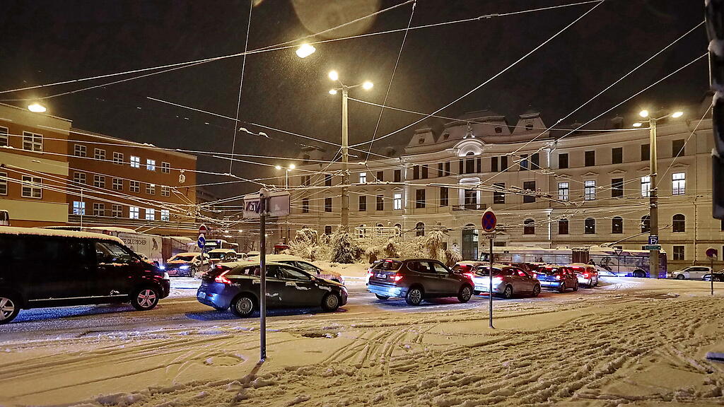 Stau und Unfälle wegen Schnee in Stadt Salzburg