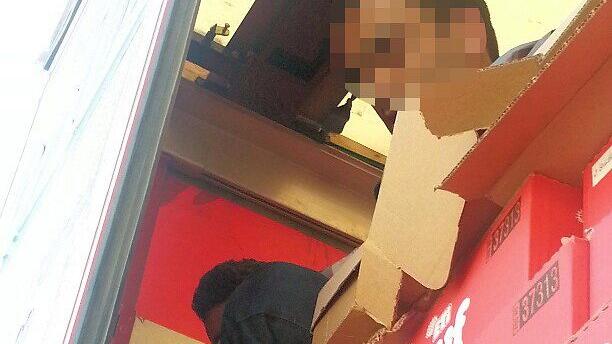 Zwei "blinde Passagiere" hatten sich zwischen der Lkw-Ladung versteckt.